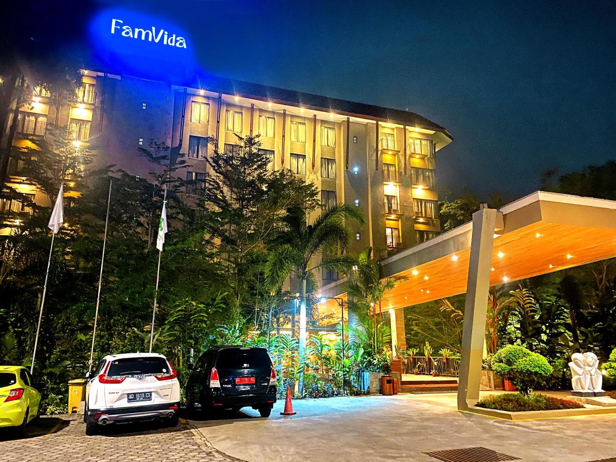 Famvida Hotel Lubuklinggau Extérieur photo